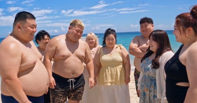 Восемь персонажей стоят вместе на пляже — пример сцены, где важно сохранить полный состав героев в кадре.