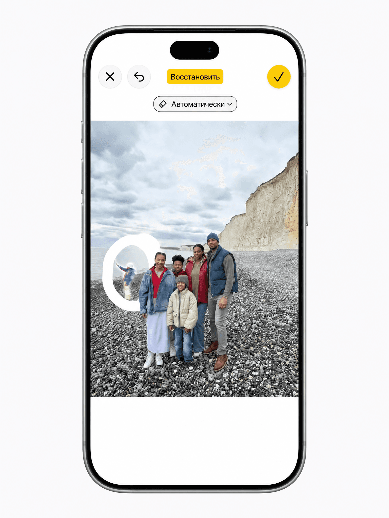 Экран iPhone с китайскими подписями и инструментом редактирования фотографии связан с тестированием Apple Intelligence в Китае.