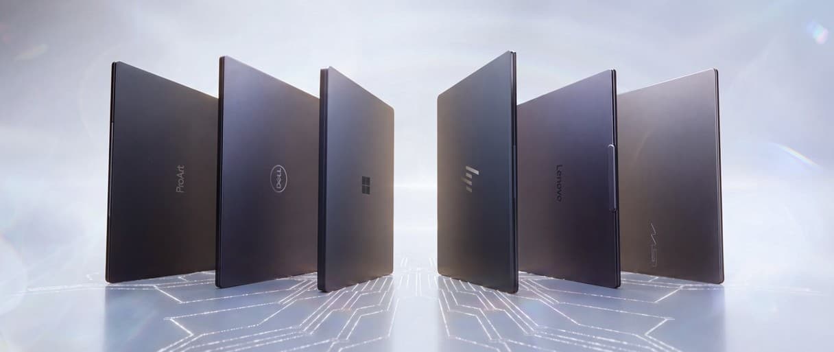 Ряд ноутбуков с логотипами разных производителей — визуальная отсылка к локальным AI-агентам на устройствах.