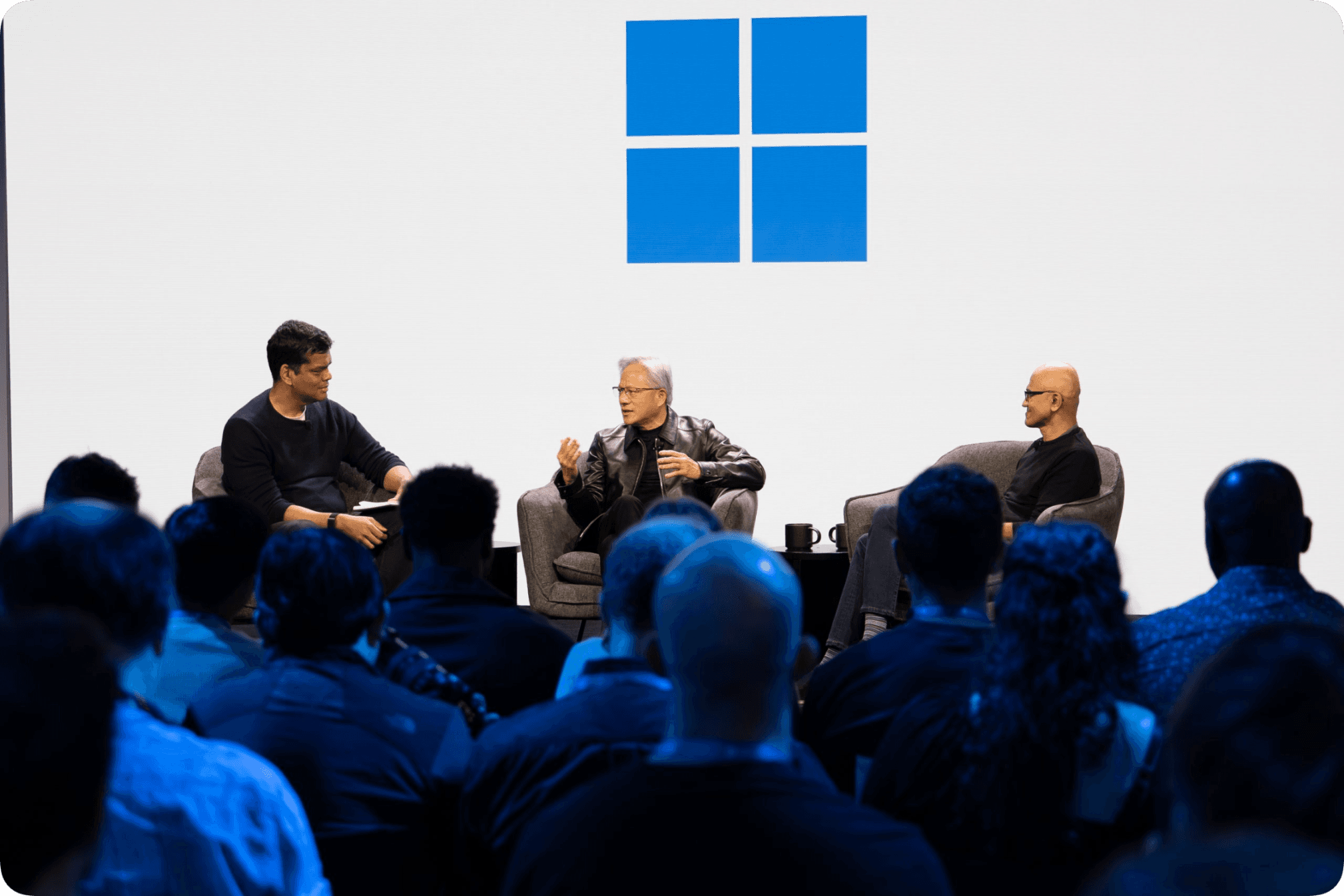 Сцена с логотипом Microsoft и участниками технологического мероприятия — контекст для обсуждения AI-возможностей Windows.