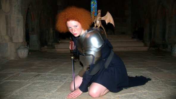 Генерация по промпту “A red-haired girl with a huge curly hairdo and freckles. A dragon sits on her shoulder”. Источник: higgsfield.ai